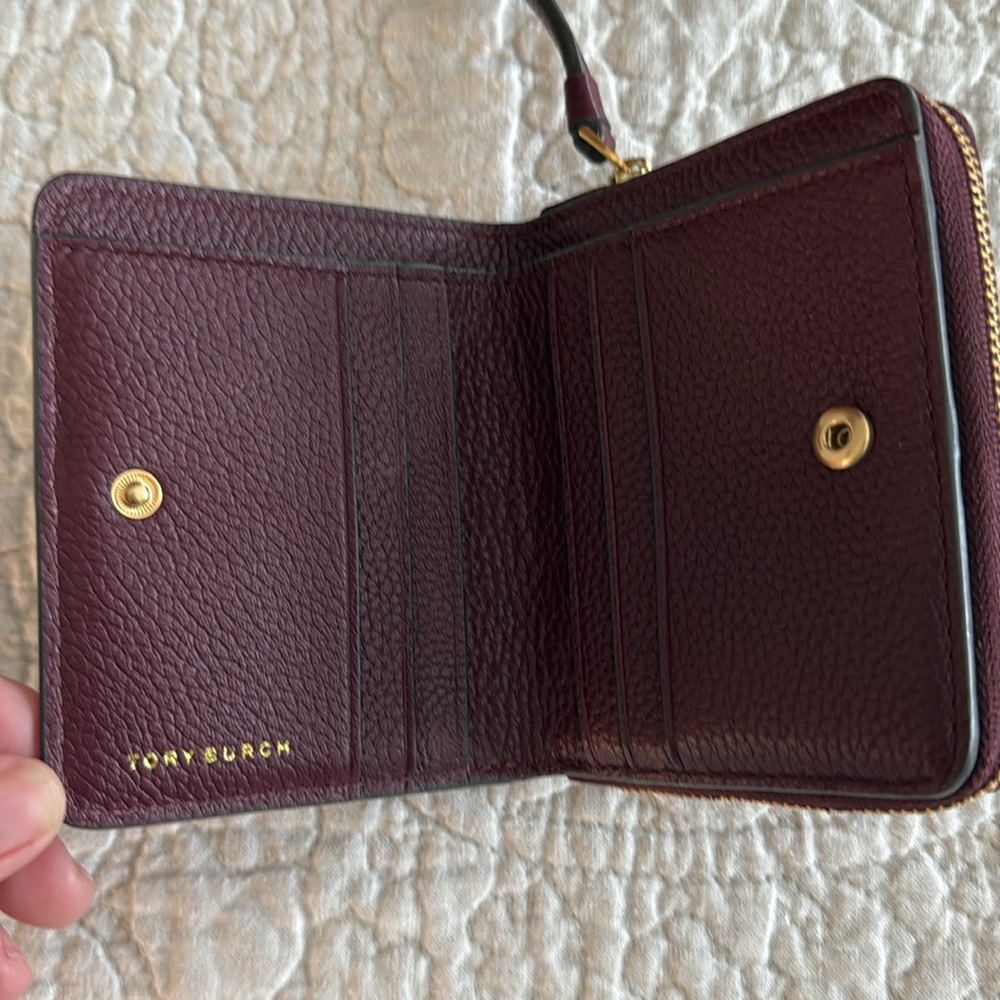 TORY BURCH McGraw Bucket Bag and matching McGraw Bi-Fold Wallet, burgundy/maroon - Picture 8 of 10